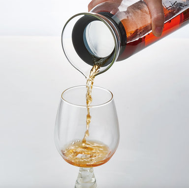 Hario Cold Brew Tea Filter in Pitcher 900ml - pouring tea